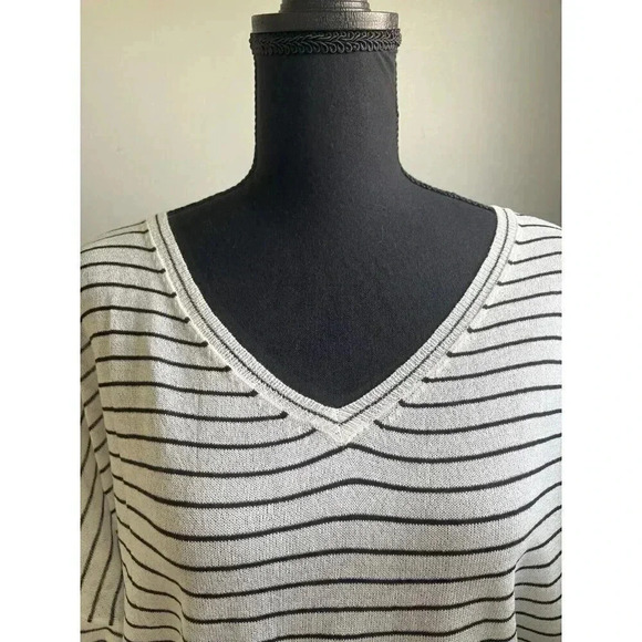 OLIVACEOUS WOMENS SIZE L LIGHTWEIGHT WHITE BLACK STRIPED VNECK LONG SLEEVE TOP - Picture 3 of 6